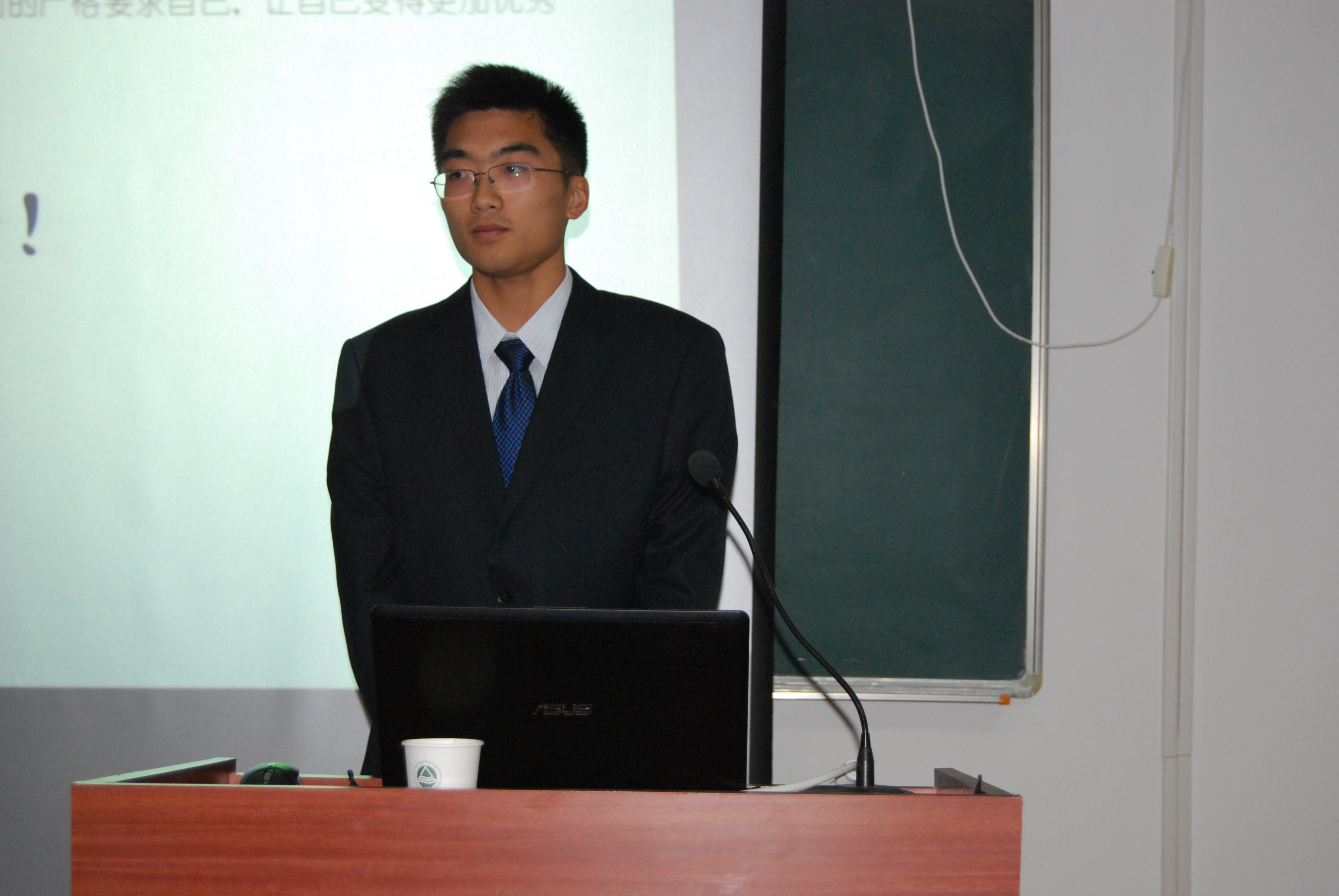 我院举行三好学生、优秀学生干部现场展示